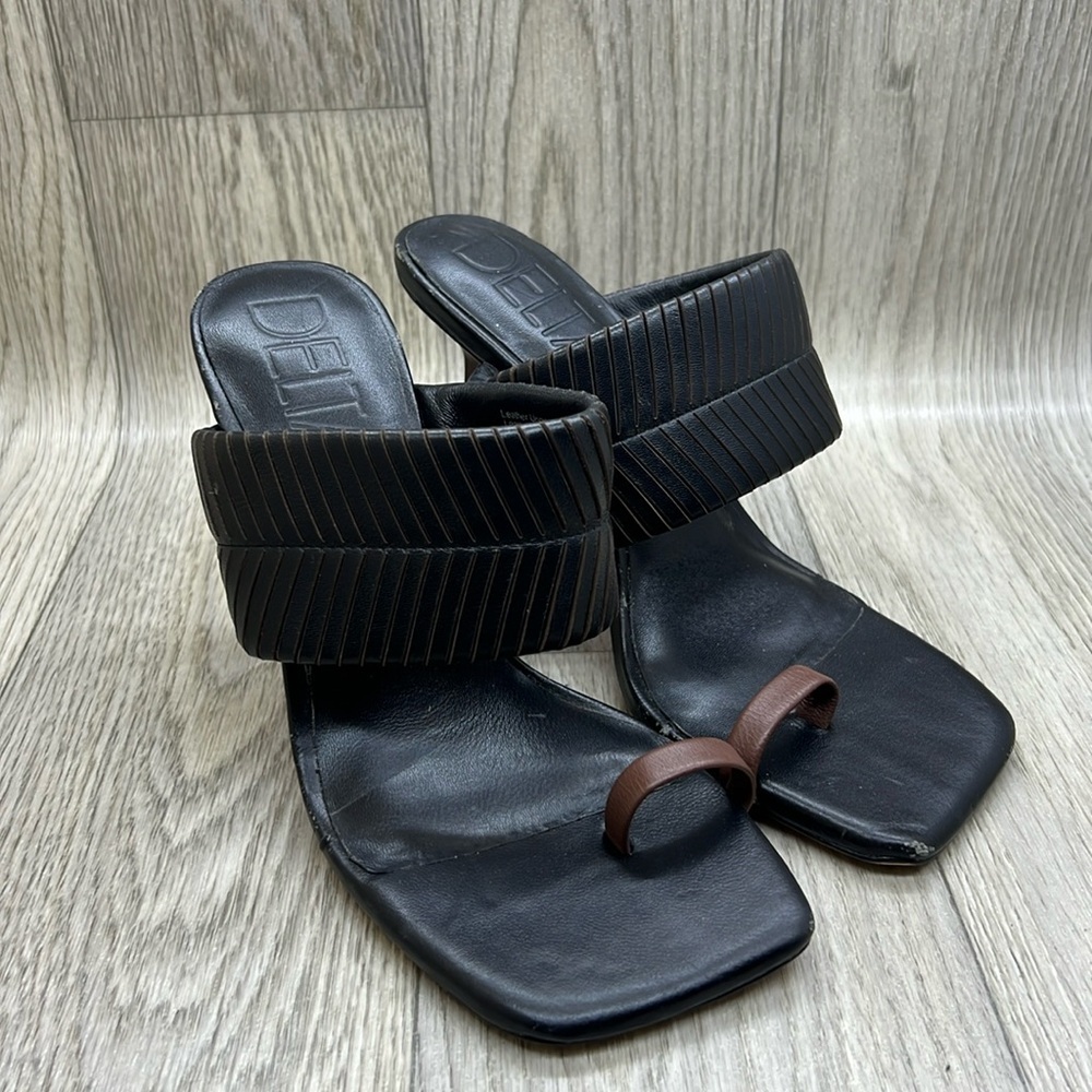 Deltan Kelsea leather toe loop Sandals